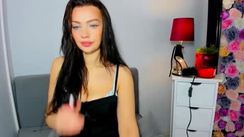 OliviaWomen online show from November 18, 8:06 am