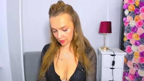 OliviaWomen online show from September 24, 4:25 pm