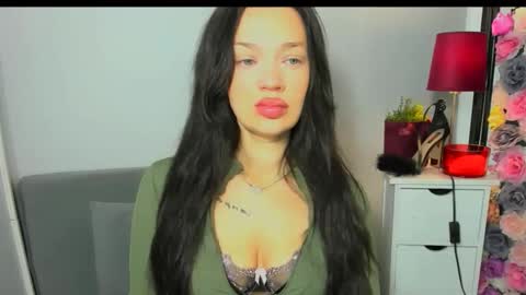 OliviaWomen online show from February 12, 8:51 am