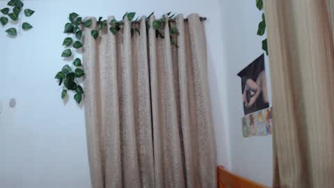 Snapshot of omariaennaid chatting on December 10, 11:22 am Angel online show from December 10, 11:22 am