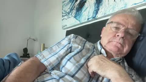 ozhairybearxxxx online show from December 10, 1:32 am