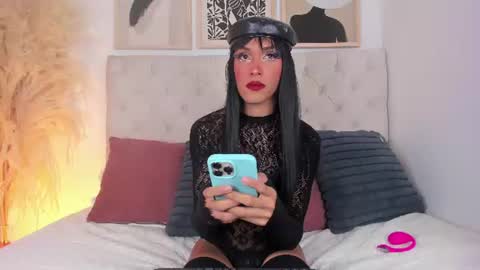 paula_hills_ online show from June 10, 9:19 am