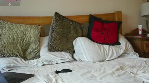 paullie2011 online show from April 15, 9:01 am