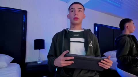 PaulSaenz online show from April 28, 3:33 am