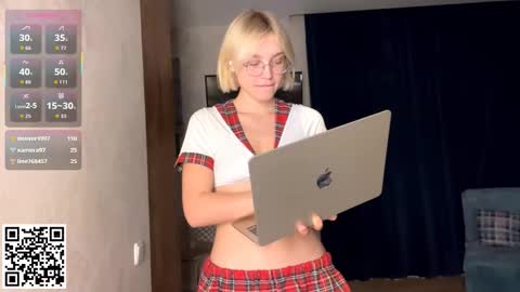 Lola online show from November 5, 4:31 pm