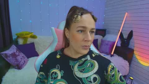 Dia  online show from February 15, 8:54 pm