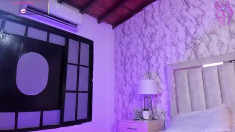 Perla online show from November 11, 2:19 pm