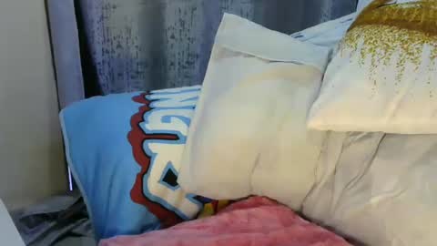 Snapshot of petite_loverr chatting on February 26, 9:22 am Petite loverr online show from February 26, 9:22 am