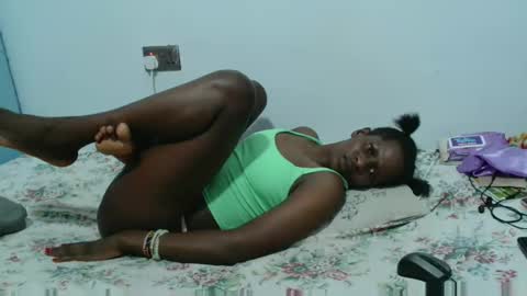 Snapshot of petitegirly12 chatting on March 6, 5:33 pm petitegirly12 online show from March 6, 5:33 pm