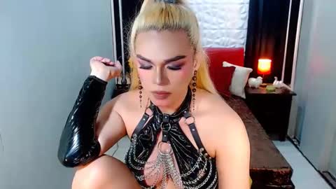 Snapshot of phenominalduodiva chatting on October 22, 7:37 pm cervena online show from October 22, 7:37 pm