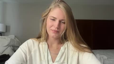 phoenixbabie21 online show from December 17, 6:14 pm