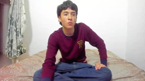 picaszomilos350 online show from April 16, 5:07 am