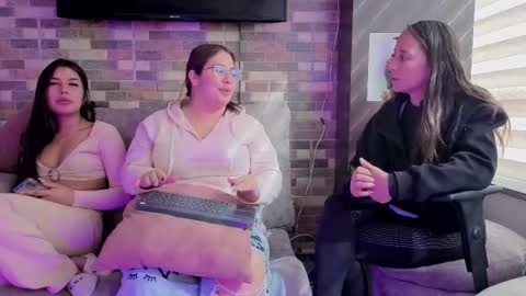 pink_as online show from February 17, 1:43 pm