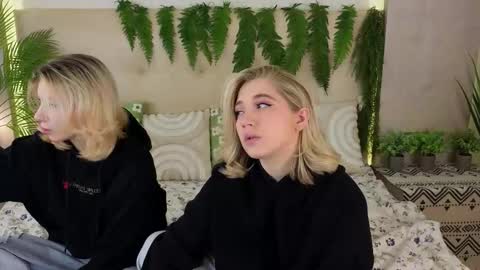 Snapshot of pinkadele chatting on October 1, 9:19 am Adele online show from October 1, 9:19 am