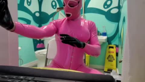 pinklatexgurl online show from April 4, 11:56 pm