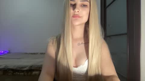 Mia online show from October 28, 9:27 pm