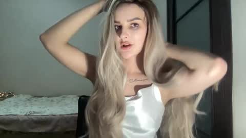 Mia online show from October 9, 11:10 pm