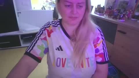 MelissOfficial online show from December 3, 9:32 am