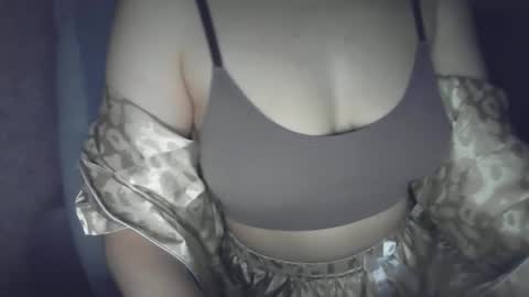 pralinne_ online show from February 15, 3:28 pm