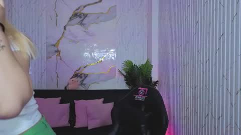 pretty_tay online show from May 27, 11:40 am