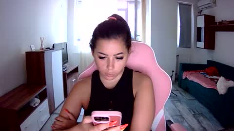 prettyjulliette online show from September 16, 3:15 pm