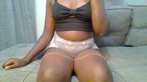 Snapshot of prettyqueen254 chatting on December 9, 9:37 pm pretty queen online show from December 9, 9:37 pm