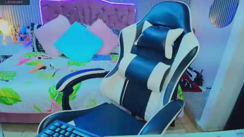 princess_skinny18 online show from July 2, 3:23 am