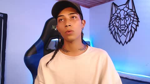 Snapshot of pupi_wolf chatting on December 4, 5:49 pm Cris online show from December 4, 5:49 pm