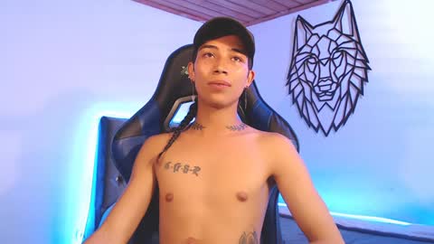 Snapshot of pupi_wolf chatting on December 4, 8:56 pm Cris online show from December 4, 8:56 pm