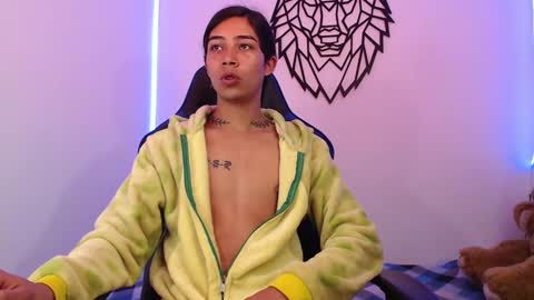 Snapshot of pupi_wolf chatting on February 22, 10:07 am Cris online show from February 22, 10:07 am