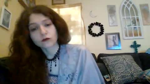 queencrimsonlvx online show from June 2, 1:29 am