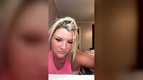 queenp1e69 online show from May 6, 10:49 pm
