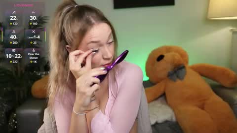 Nova Hollis online show from December 17, 9:16 am