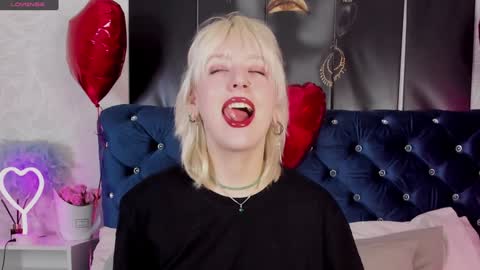 Snapshot of rachelcart chatting on February 8, 3:52 am RachelCart online show from February 8, 3:52 am