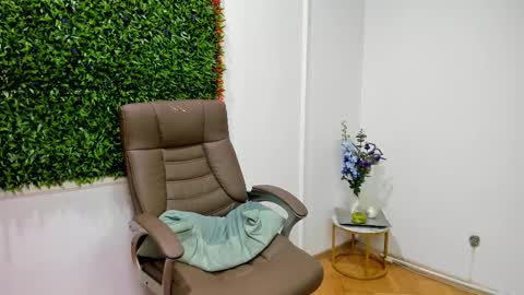 Rania online show from November 8, 9:45 am