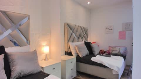 Raquel Moore  online show from March 15, 1:58 pm