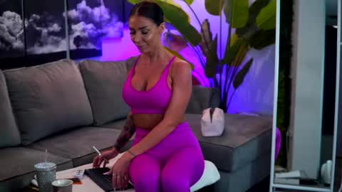 Raquelle online show from February 16, 10:57 am