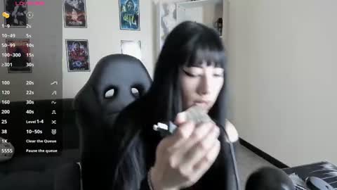 ravenelle_ online show from June 21, 8:15 pm