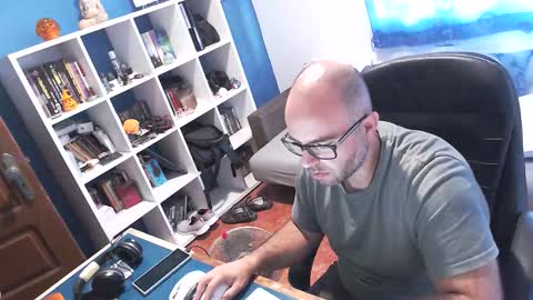 ravingr3d3 online show from October 13, 8:05 am