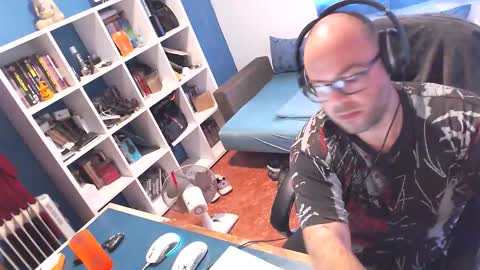 ravingr3d3 online show from September 11, 1:34 pm