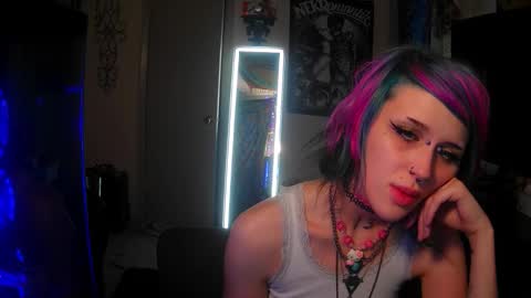 Snapshot of ravynstar13 chatting on October 20, 6:51 am ravynstar13 online show from October 20, 6:51 am