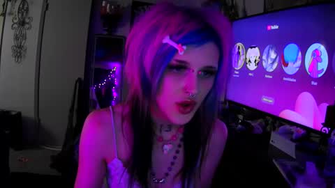 Snapshot of ravynstar13 chatting on September 29, 6:34 am ravynstar13 online show from September 29, 6:34 am