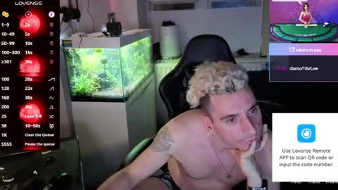 Rayzel White online show from May 25, 1:01 am