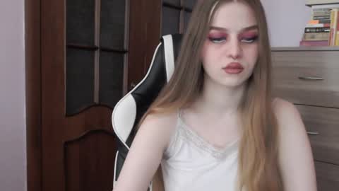 Snapshot of redhead_rabbit chatting on October 18, 1:32 am Lily online show from October 18, 1:32 am