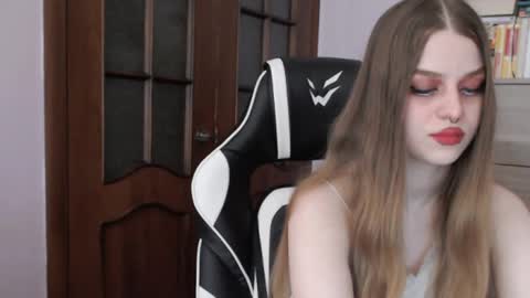 Snapshot of redhead_rabbit chatting on October 2, 3:38 am Lily online show from October 2, 3:38 am