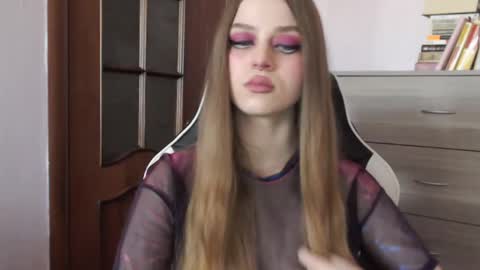 Snapshot of redhead_rabbit chatting on September 17, 3:21 am Lily online show from September 17, 3:21 am