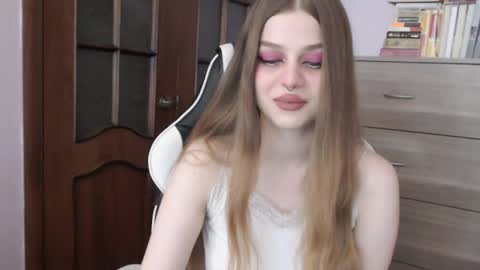Snapshot of redhead_rabbit chatting on September 26, 1:46 am Lily online show from September 26, 1:46 am