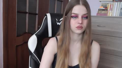 Snapshot of redhead_rabbit chatting on September 27, 2:42 am Lily online show from September 27, 2:42 am