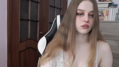 Snapshot of redhead_rabbit chatting on September 23, 2:16 am Lily online show from September 23, 2:16 am