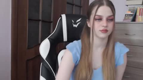 Snapshot of redhead_rabbit chatting on October 21, 2:16 am Lily online show from October 21, 2:16 am